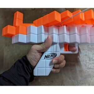 Pillager's Crossbow, Dart-Blasting Crossbow, Includes 3 Elite Darts